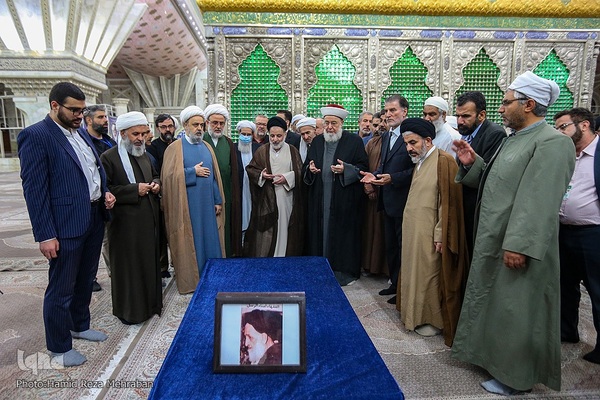 ادای احترام مهمانان کنفرانس وحدت به امام راحل