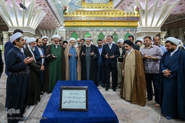 ادای احترام مهمانان کنفرانس وحدت به امام راحل