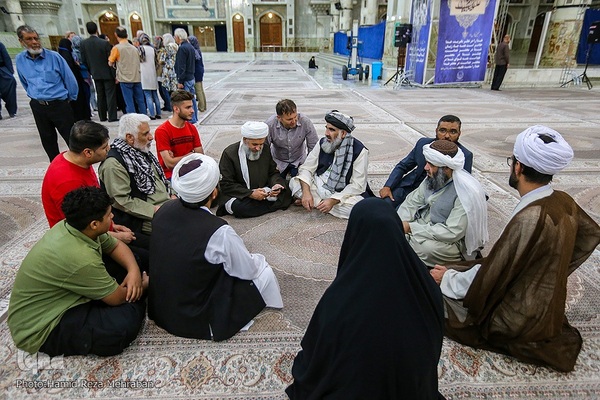 ادای احترام مهمانان کنفرانس وحدت به امام راحل