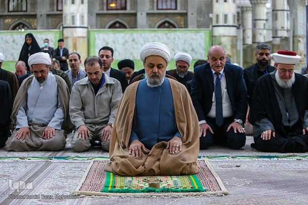 ادای احترام مهمانان کنفرانس وحدت به امام راحل