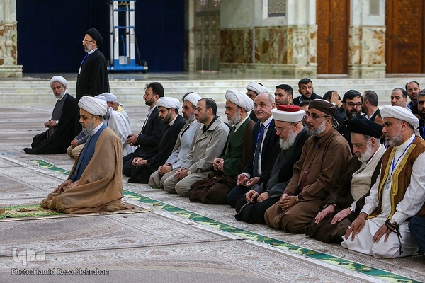 ادای احترام مهمانان کنفرانس وحدت به امام راحل