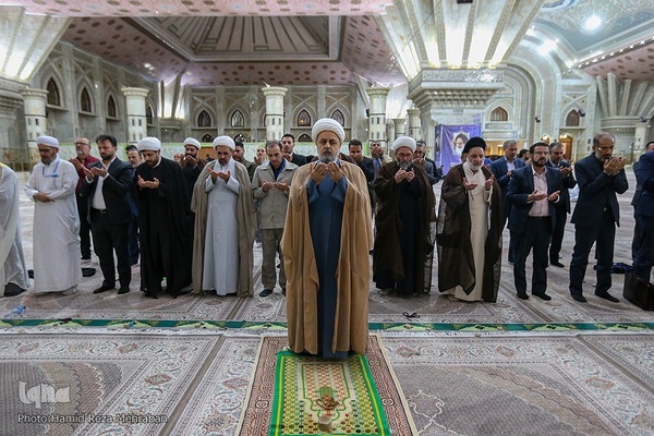 ادای احترام مهمانان کنفرانس وحدت به امام راحل