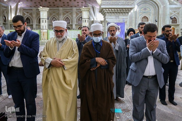 ادای احترام مهمانان کنفرانس وحدت به امام راحل