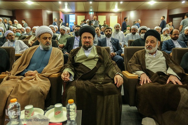 ادای احترام مهمانان کنفرانس وحدت به امام راحل