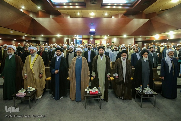 ادای احترام مهمانان کنفرانس وحدت به امام راحل