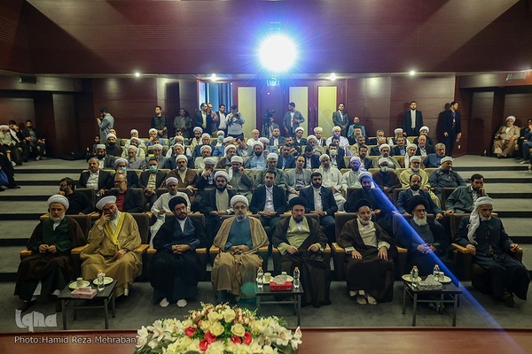 ادای احترام مهمانان کنفرانس وحدت به امام راحل