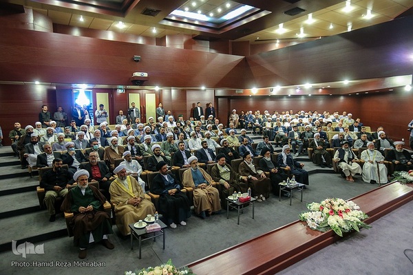 ادای احترام مهمانان کنفرانس وحدت به امام راحل