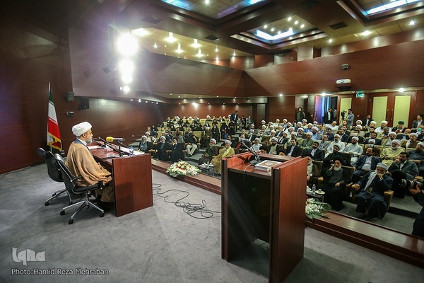 ادای احترام مهمانان کنفرانس وحدت به امام راحل