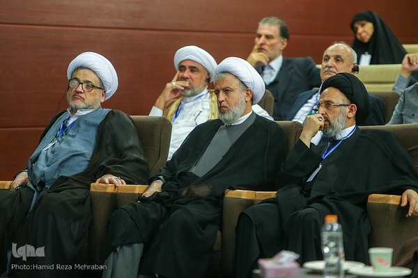 ادای احترام مهمانان کنفرانس وحدت به امام راحل