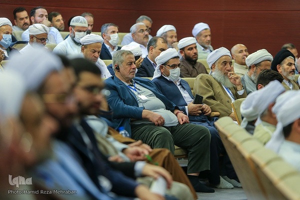 ادای احترام مهمانان کنفرانس وحدت به امام راحل