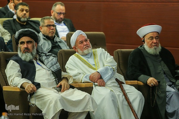 ادای احترام مهمانان کنفرانس وحدت به امام راحل