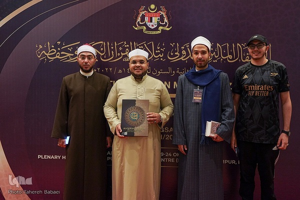 یک قرآن یک امت