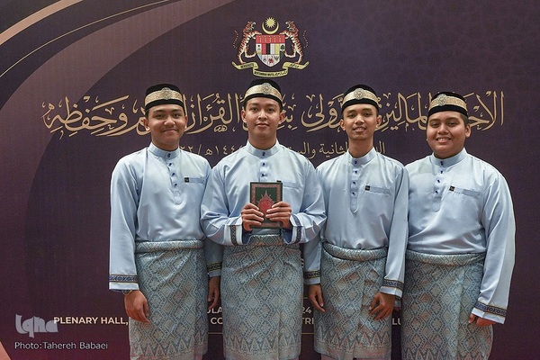 یک قرآن یک امت