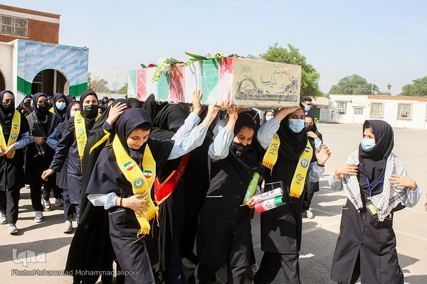 تشییع شهید گمنام بر دستان معصومیت