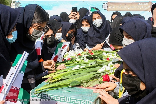 تشییع شهید گمنام بر دستان معصومیت