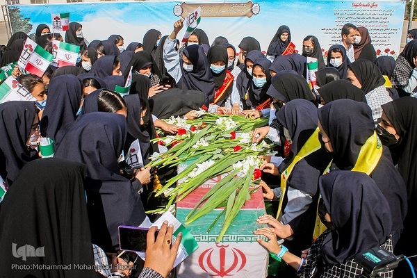 تشییع شهید گمنام بر دستان معصومیت