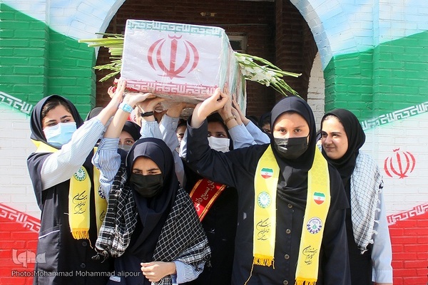 تشییع شهید گمنام بر دستان معصومیت