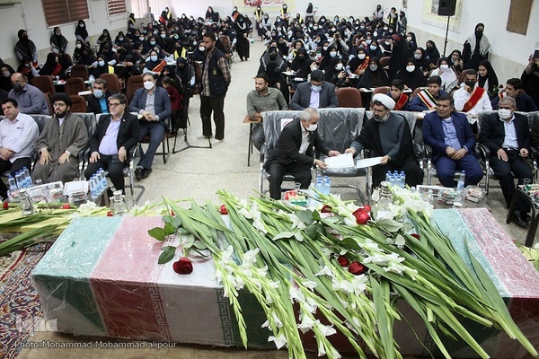 تشییع شهید گمنام بر دستان معصومیت