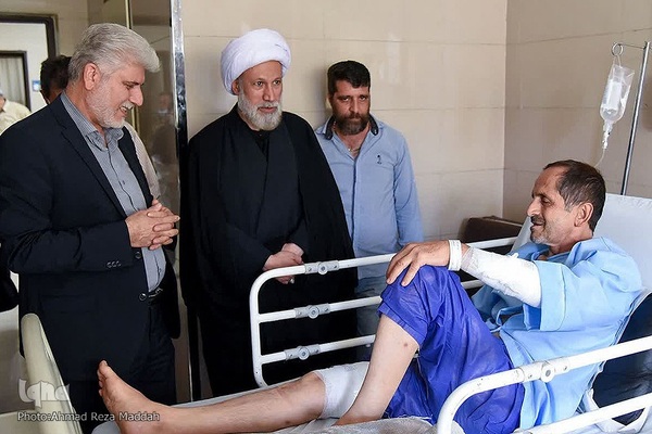 عیادت نماینده ولی فقیه از مجروحین حادثه تروریستی حرم شاهچراغ(ع)