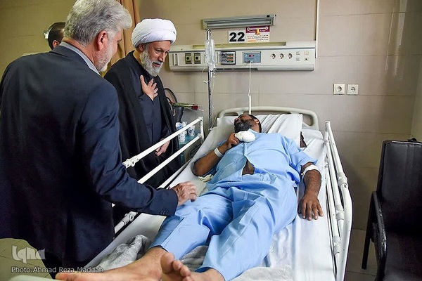 عیادت نماینده ولی فقیه از مجروحین حادثه تروریستی حرم شاهچراغ(ع)