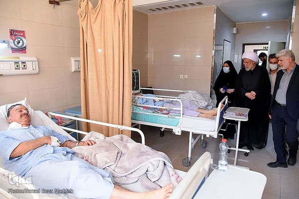 عیادت نماینده ولی فقیه از مجروحین حادثه تروریستی حرم شاهچراغ(ع)
