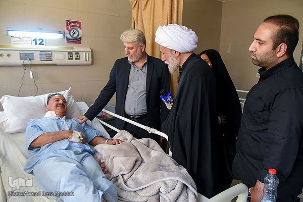 عیادت نماینده ولی فقیه از مجروحین حادثه تروریستی حرم شاهچراغ(ع)