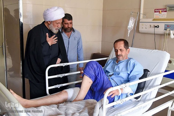 عیادت نماینده ولی فقیه از مجروحین حادثه تروریستی حرم شاهچراغ(ع)