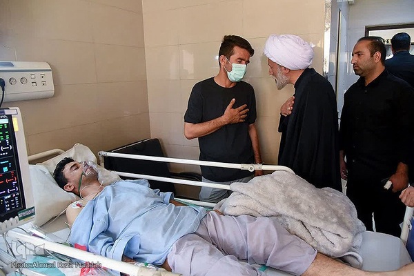 عیادت نماینده ولی فقیه از مجروحین حادثه تروریستی حرم شاهچراغ(ع)