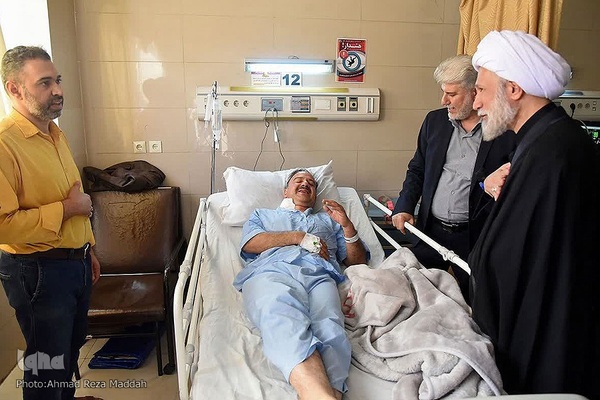 عیادت نماینده ولی فقیه از مجروحین حادثه تروریستی حرم شاهچراغ(ع)