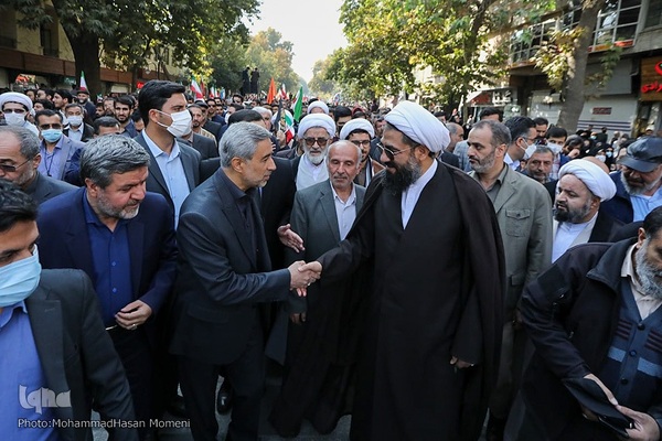 حضور حماسی همدانی‌ها در تشییع پیکر مطهر «احسان مرادی» شهید حرم شاهچراغ