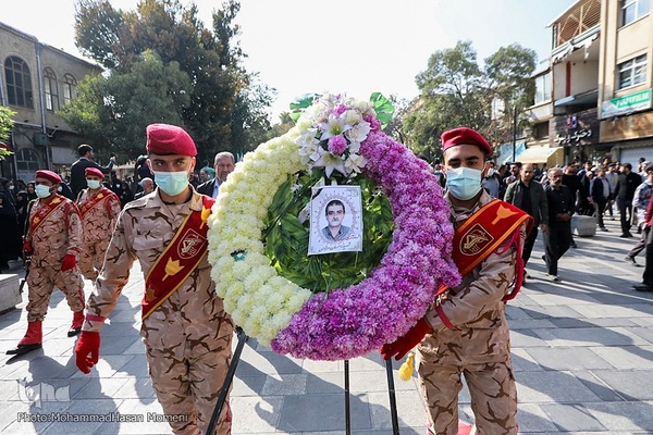 حضور حماسی همدانی‌ها در تشییع پیکر مطهر «احسان مرادی» شهید حرم شاهچراغ