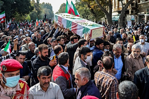حضور حماسی همدانی‌ها در تشییع پیکر مطهر «احسان مرادی» شهید حرم شاهچراغ