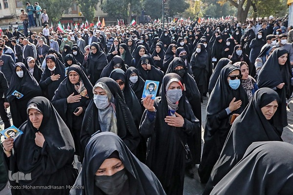 حضور حماسی همدانی‌ها در تشییع پیکر مطهر «احسان مرادی» شهید حرم شاهچراغ