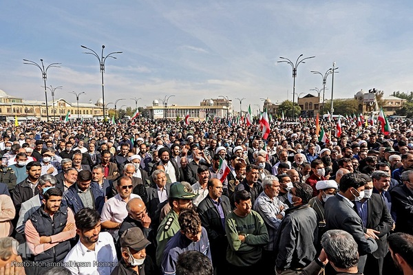 حضور حماسی همدانی‌ها در تشییع پیکر مطهر «احسان مرادی» شهید حرم شاهچراغ