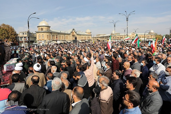حضور حماسی همدانی‌ها در تشییع پیکر مطهر «احسان مرادی» شهید حرم شاهچراغ