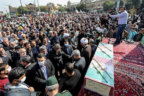 حضور حماسی همدانی‌ها در تشییع پیکر مطهر «احسان مرادی» شهید حرم شاهچراغ