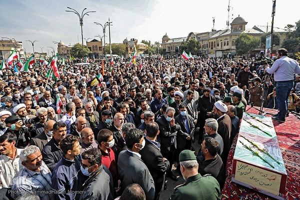 حضور حماسی همدانی‌ها در تشییع پیکر مطهر «احسان مرادی» شهید حرم شاهچراغ