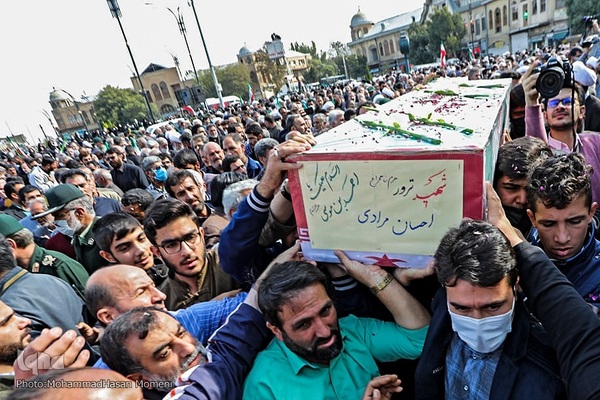 حضور حماسی همدانی‌ها در تشییع پیکر مطهر «احسان مرادی» شهید حرم شاهچراغ