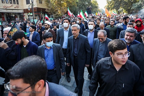 حضور حماسی همدانی‌ها در تشییع پیکر مطهر «احسان مرادی» شهید حرم شاهچراغ