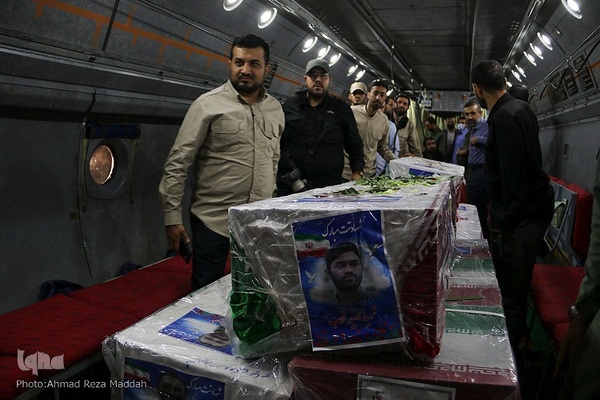 وداع پدر با کودک شهید حادثه تروریستی حرم شاهچراغ