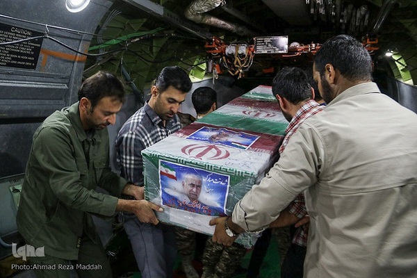 وداع پدر با کودک شهید حادثه تروریستی حرم شاهچراغ