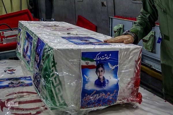 وداع پدر با کودک شهید حادثه تروریستی حرم شاهچراغ