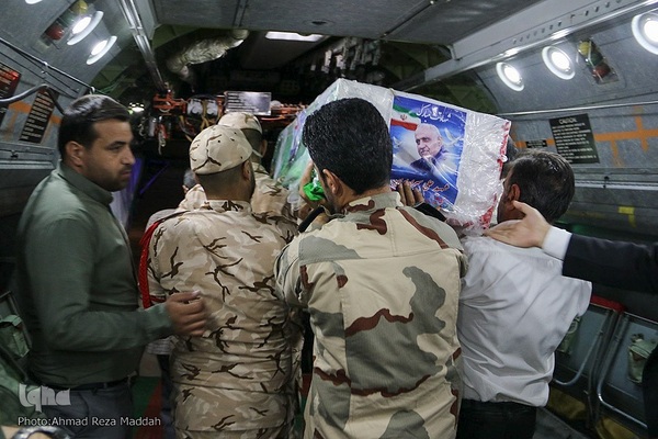 وداع پدر با کودک شهید حادثه تروریستی حرم شاهچراغ