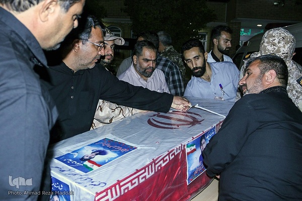 وداع پدر با کودک شهید حادثه تروریستی حرم شاهچراغ