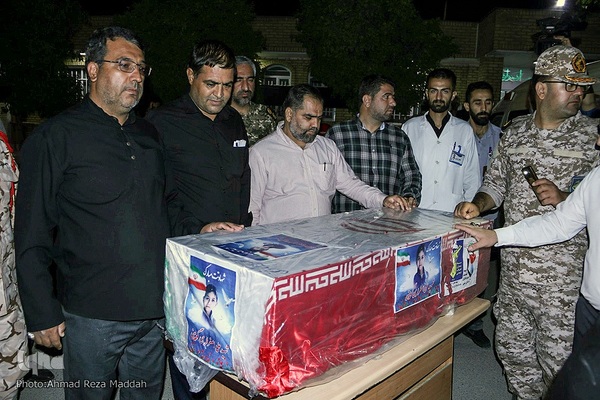 وداع پدر با کودک شهید حادثه تروریستی حرم شاهچراغ