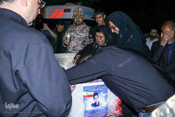 وداع پدر با کودک شهید حادثه تروریستی حرم شاهچراغ