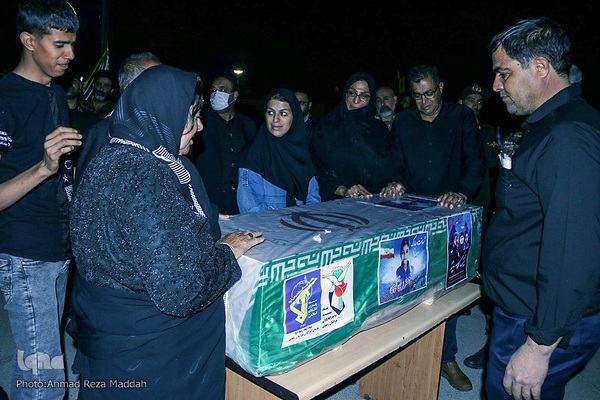 وداع پدر با کودک شهید حادثه تروریستی حرم شاهچراغ