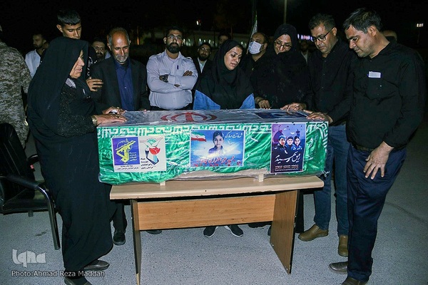 وداع پدر با کودک شهید حادثه تروریستی حرم شاهچراغ