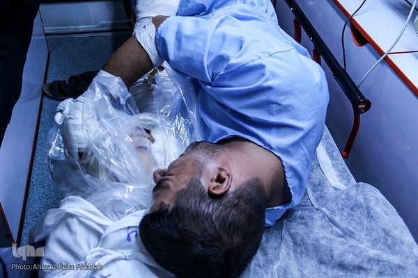 وداع پدر با کودک شهید حادثه تروریستی حرم شاهچراغ