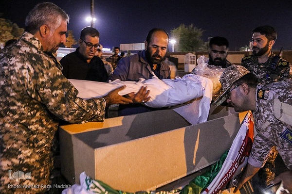 وداع پدر با کودک شهید حادثه تروریستی حرم شاهچراغ